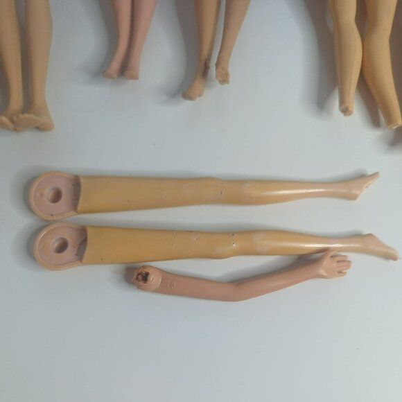 Assorted Barbie Dolls For Fodder Parts Repairs Nude Various Conditions Lot of 8 - Picture 7 of 7